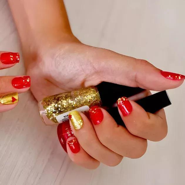  Unhas em Gel Vermelho com Dourado 