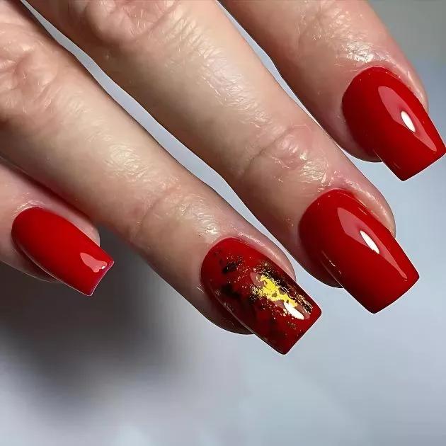 Unhas em Gel Vermelho com Folhas de Ouro