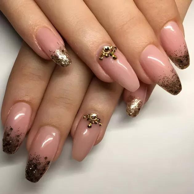 Transforme suas unhas em uma obra de arte com o luxo do rosa e dourado. Reserve seu horário e sinta-se única!