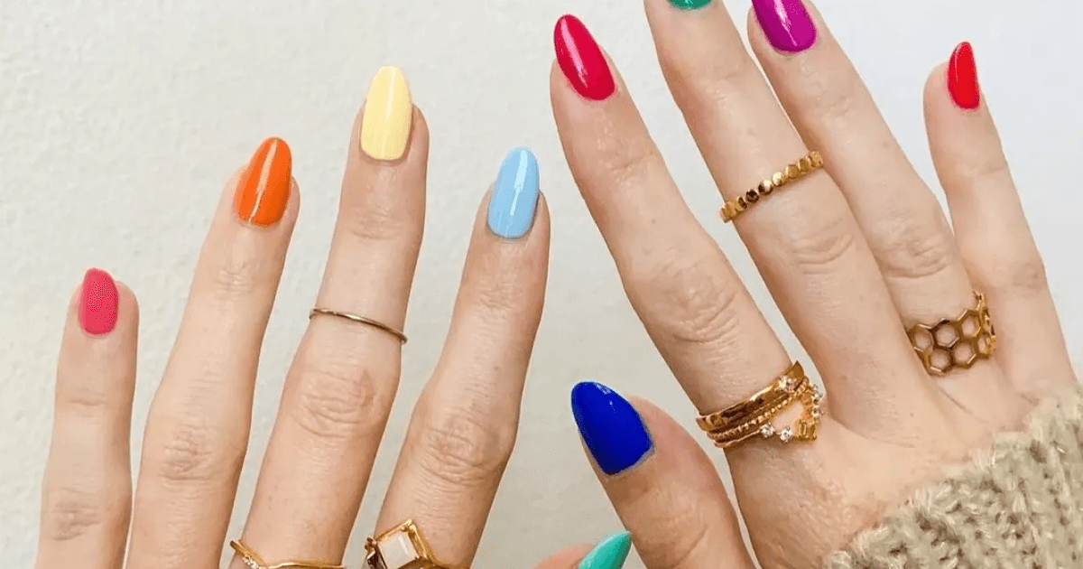 Unhas Coloridas: Um Arco-Íris de Estilo nas Pontas dos Dedos