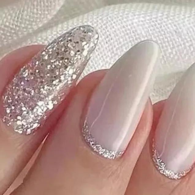 Unhas Brancas com Glitter: O Brilho que Você Procura para as Suas Mãos!