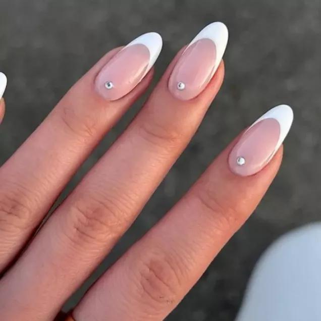 Unhas Brancas: A Base Perfeita para Infinitas Possibilidades