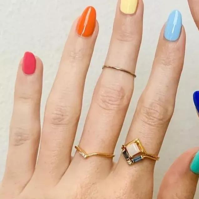 Unhas Coloridas: Um Arco-Íris de Estilo nas Pontas dos Dedos