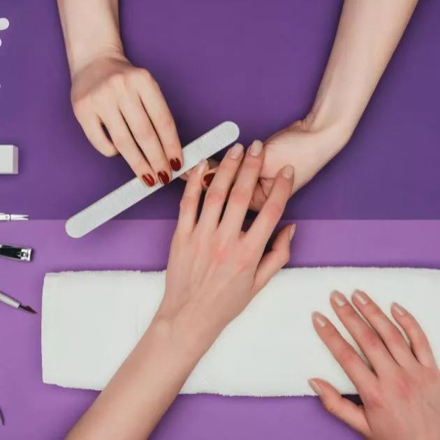 Variedade e qualidade: uma seleção de materiais de nail art, prontos para transformar suas unhas em casa