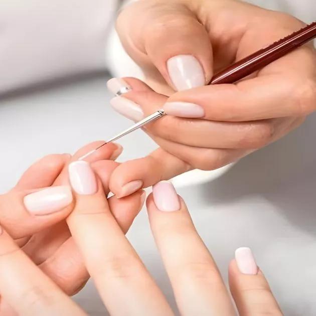 O toque final: aplicando uma camada de top coat para proteger e realçar a arte nas unhas