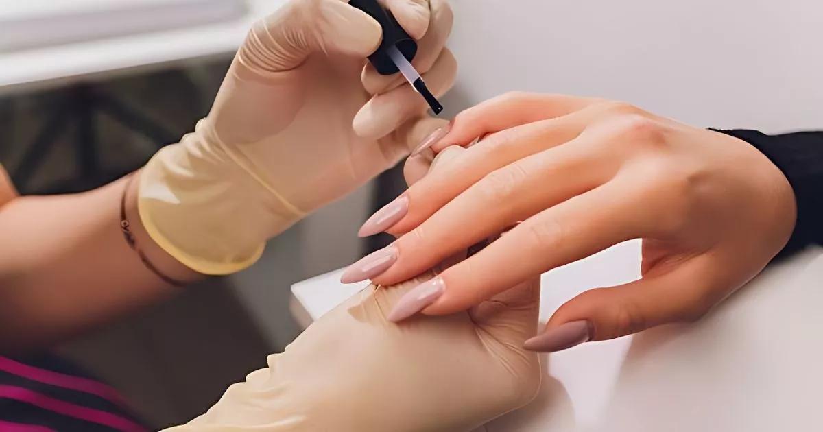 Preparação é essencial: removendo o esmalte antigo para começar a arte das unhas com uma base limpa