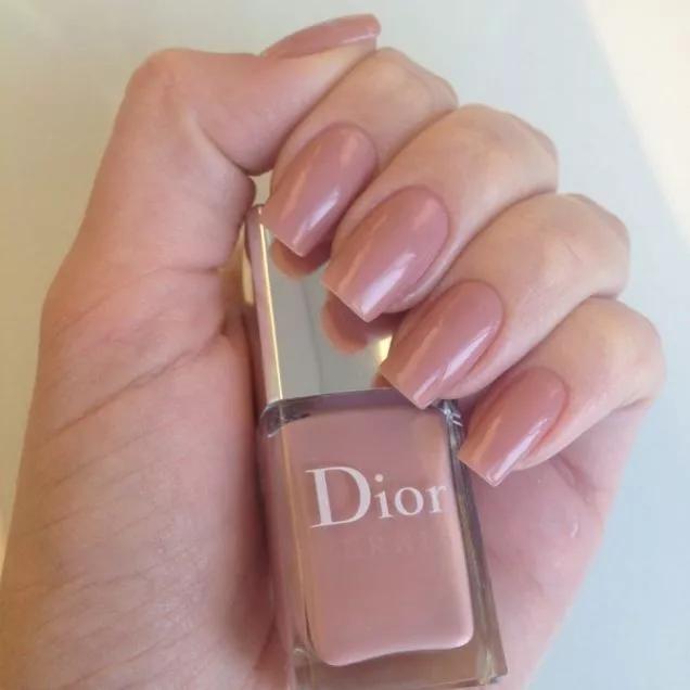 opao de O Charme Discreto do Esmalte Nude