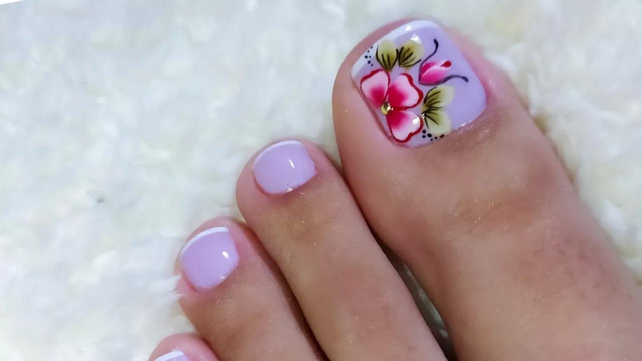 Dê um toque romântico e delicado às suas unhas dos pés com lindas flores desenhadas! 