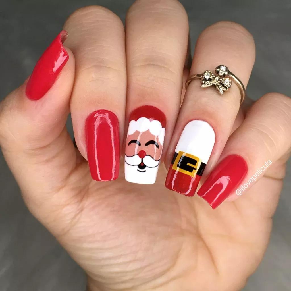 Unhas decoradas com desenhos de renas, árvores de Natal, flocos de neve.