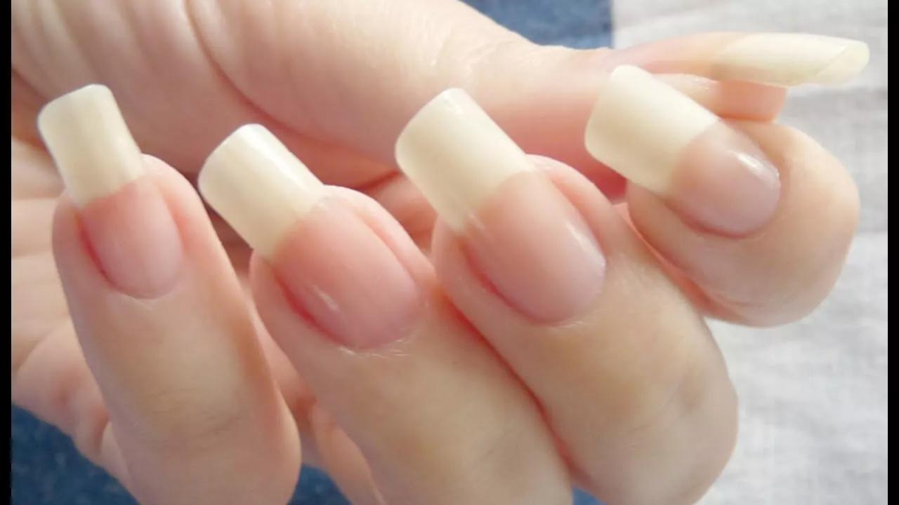 Antes de aplicar o esmalte, use uma base fortalecedora para proteger e nutrir as unhas, evitando a descamação e a fraqueza.