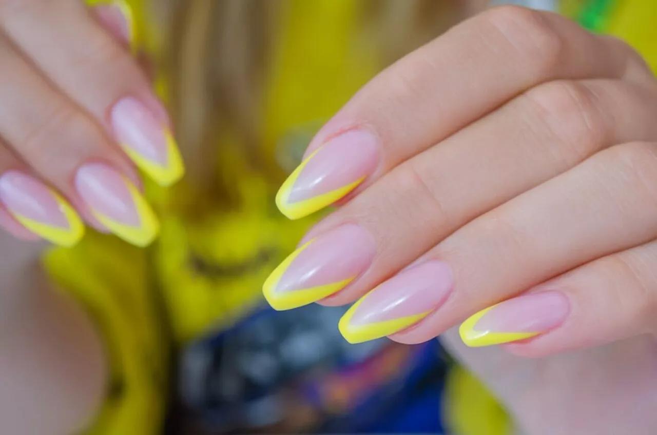 Porque um toque de amarelo nas unhas é tudo que você precisa para iluminar seu dia! #UnhasColoridas #Beleza