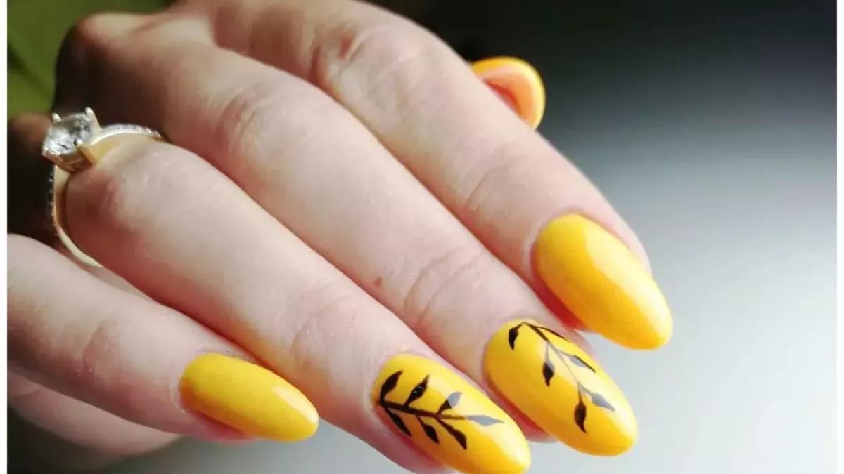 Unhas decoradas amarelas para um visual que irradia energia e positividade. #NailDesign #UnhasLindas