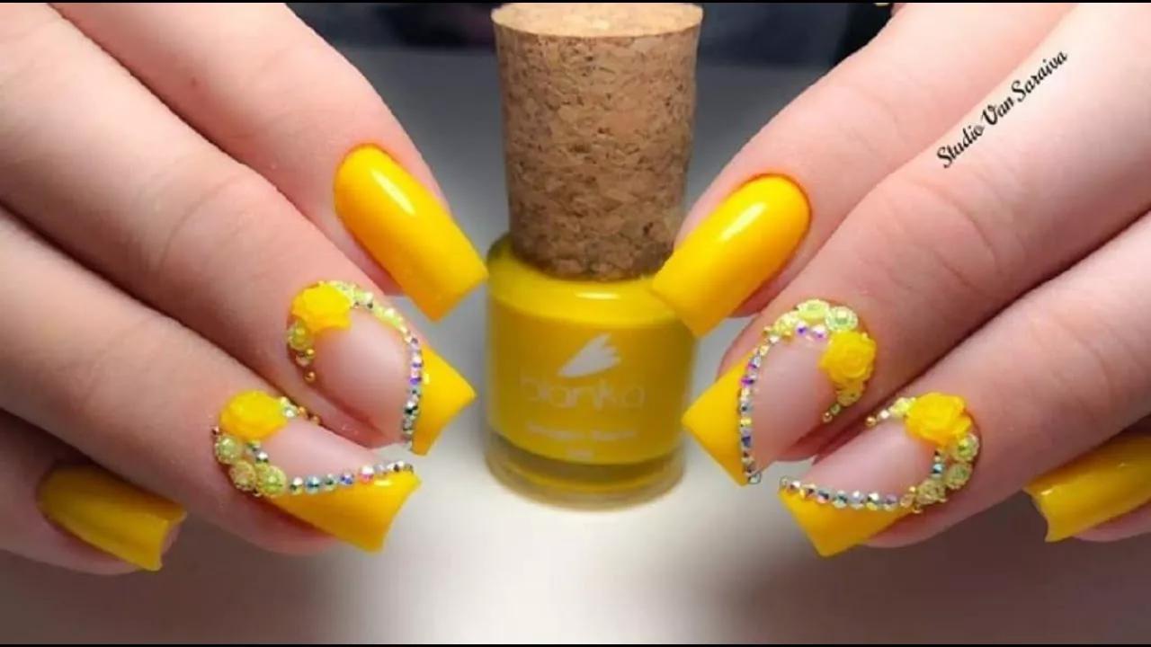 Deixe suas unhas tão radiantes quanto seu sorriso com essa tendência vibrante. #UnhasDecoradas #Estilo