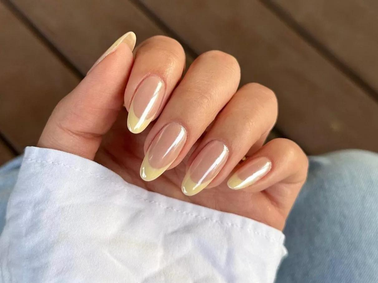 Unhas decoradas amarelas: um toque de cor para transformar seu look. #NailArtLovers #EstiloUnhas