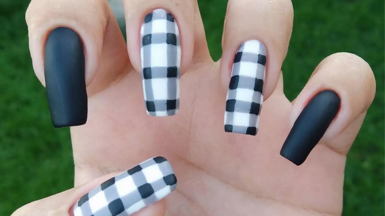 Pronta para revolucionar suas unhas? Compre já os esmaltes e acessórios necessários na nossa loja online!