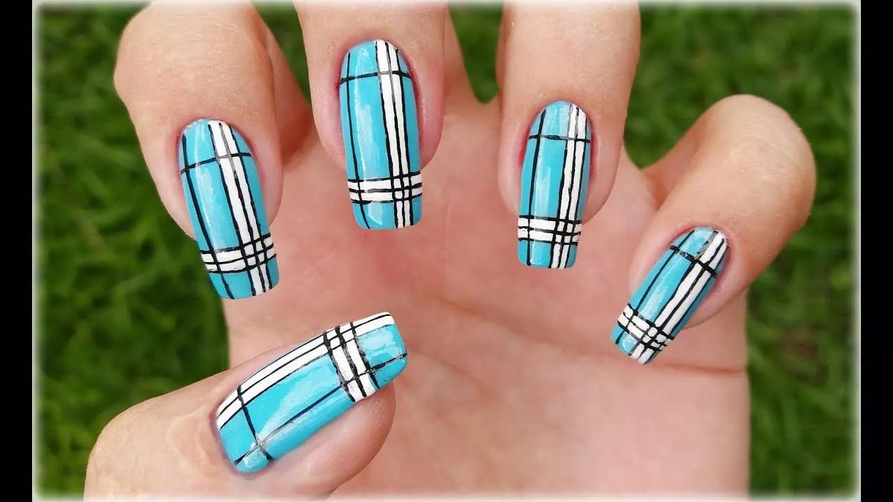 Experimente o estilo xadrez agora mesmo e compartilhe suas criações com a hashtag #CheckerboardNails!