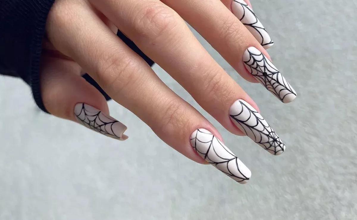 Unhas de teia são perfeitas para completar seu look de Halloween com um toque de sofisticação.