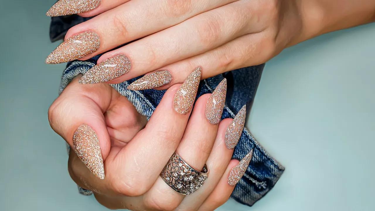 Unha em gel decorada é perfeita para nail art da semana