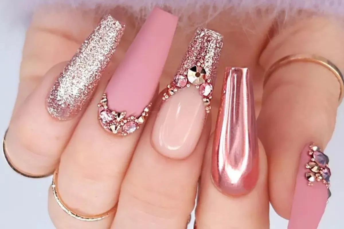 Unhas em Gel Decoradas São Perfeitas Para o Ano Novo