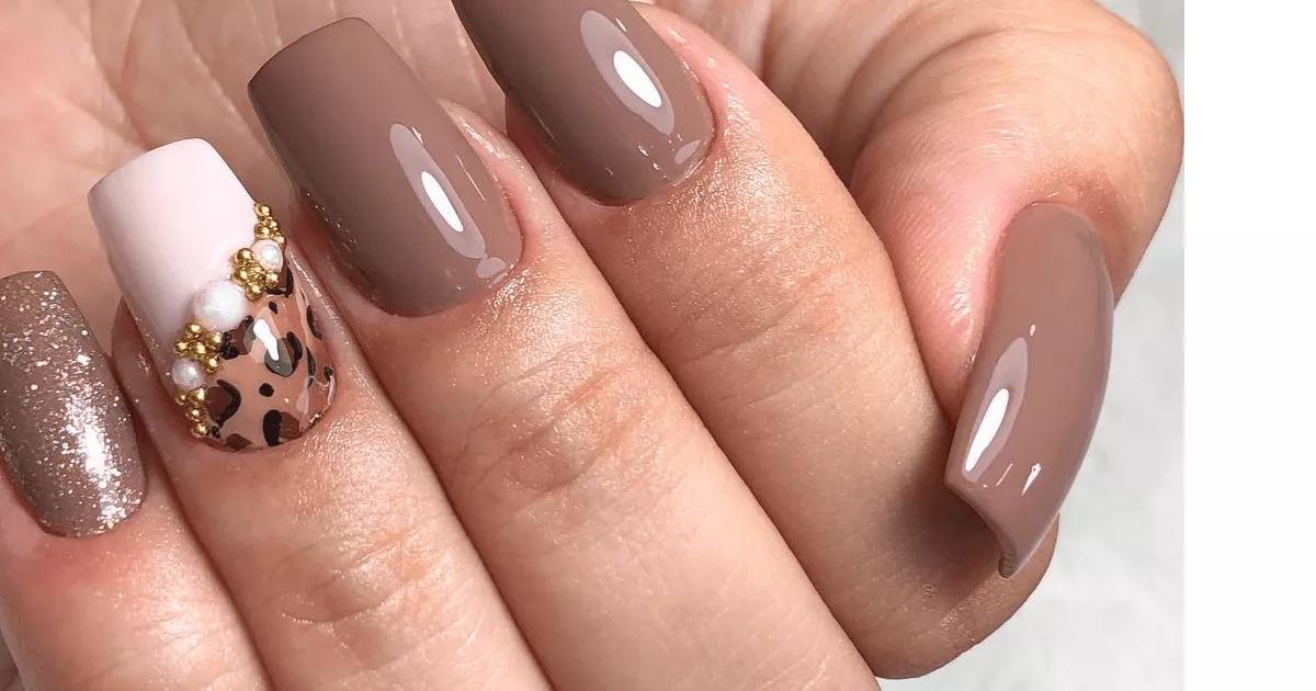 Soltando a criatividade com essa nail art incrível! O marrom e o rosa juntos são a combinação perfeita para quem ama unhas diferentes e cheias de personalidade.