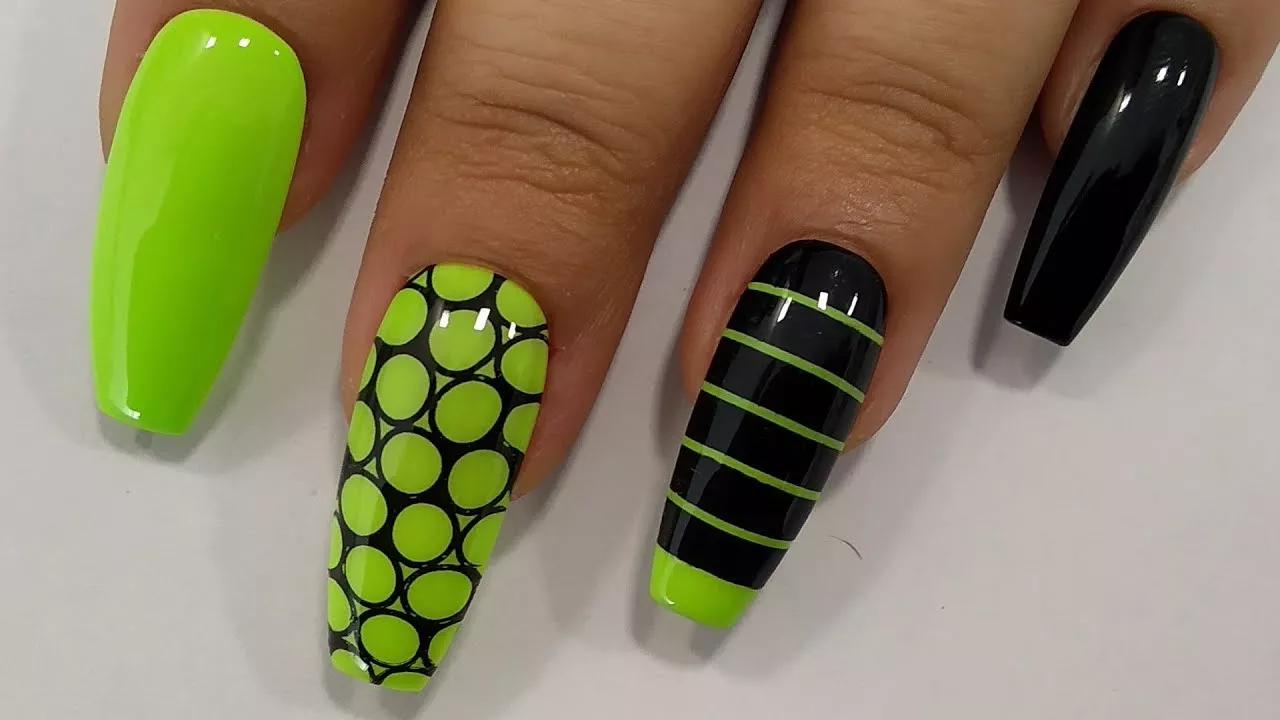 Transforme suas unhas em obras de arte! Experimente criar designs criativos com esmalte verde neon.