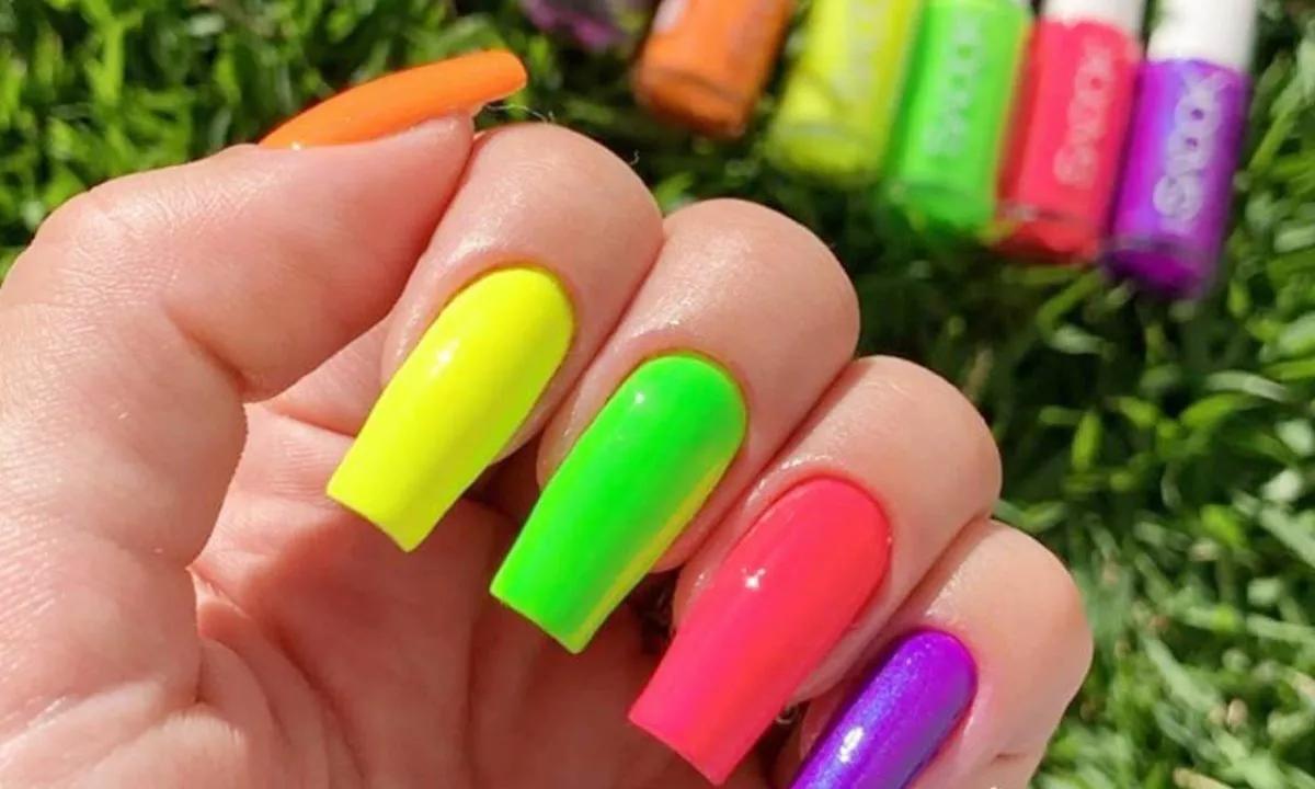 Que tal Unhas verde neon com outras cores? Desde festas até o dia a dia, arrase com essa cor vibrante. 