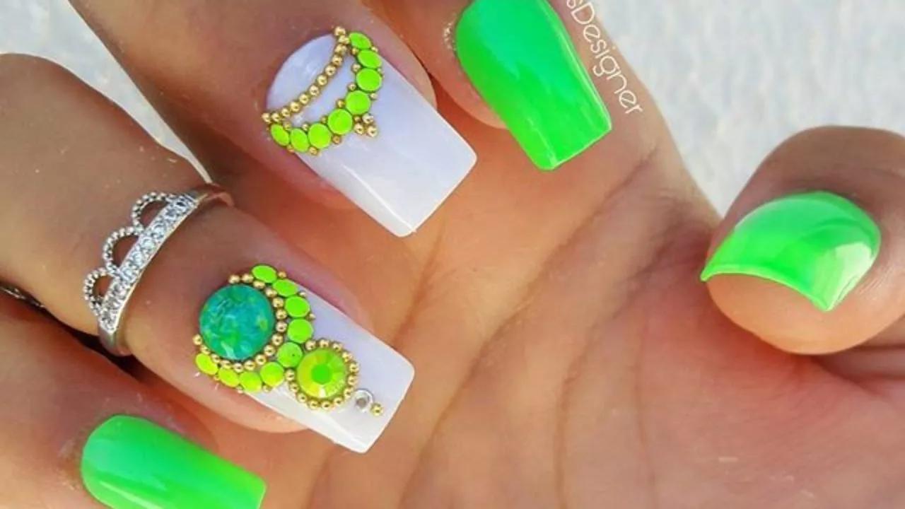 Ousadia e modernidade nas suas unhas! Deixe suas mãos se destacarem com essa tendência neon.