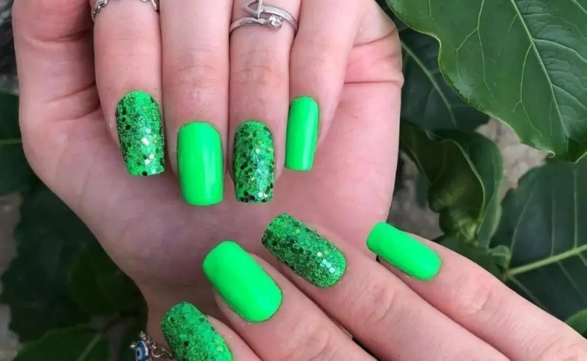 Mostre sua personalidade com unhas verde neon! Deixe sua criatividade fluir e crie designs exclusivos e audaciosos.