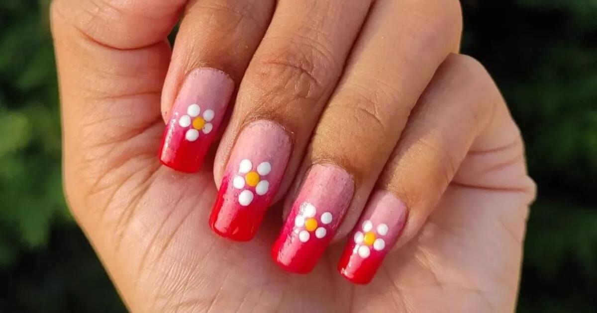 "Unhas com flores: a escolha perfeita para quem busca um visual romântico e delicado. 