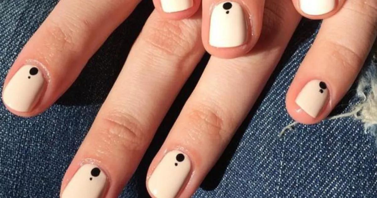 "Unhas minimalistas: a escolha perfeita para quem busca um visual clean e sofisticado. Amei o resultado!