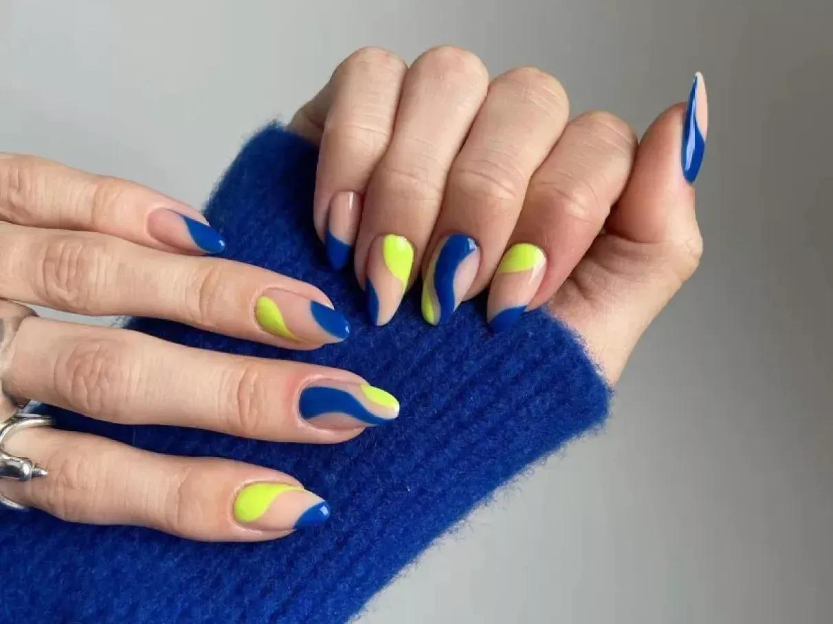 Pequenas bandeiras ou linhas nas cores verde, amarelo, azul e branco adicionam um toque de elegância discreta.