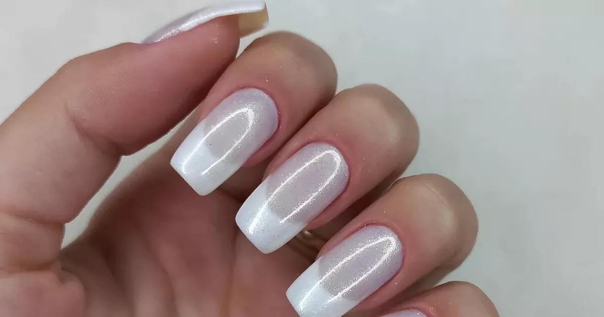 Menos é mais! A delicadeza das unhas francesas em sua forma mais pura.