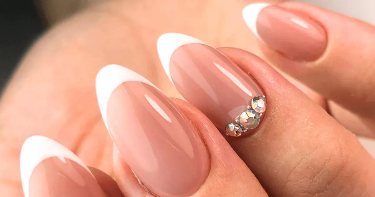 Nada como um esmalte nude para deixar as mãos com um ar mais sofisticado. E esse detalhezinho? Demais!