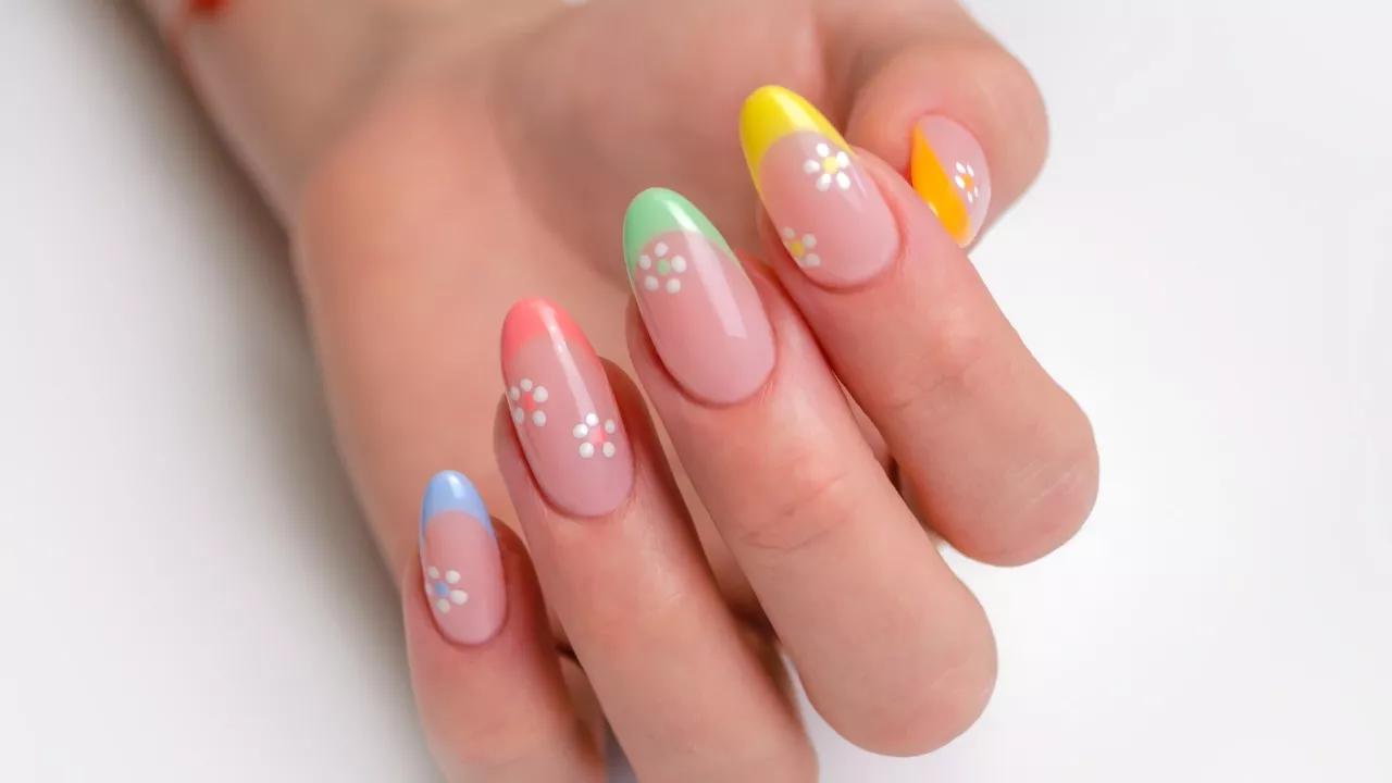 Unhas pastel com detalhes minimalistas são perfeitas para a volta às aulas, trazendo um toque de delicadeza e elegância