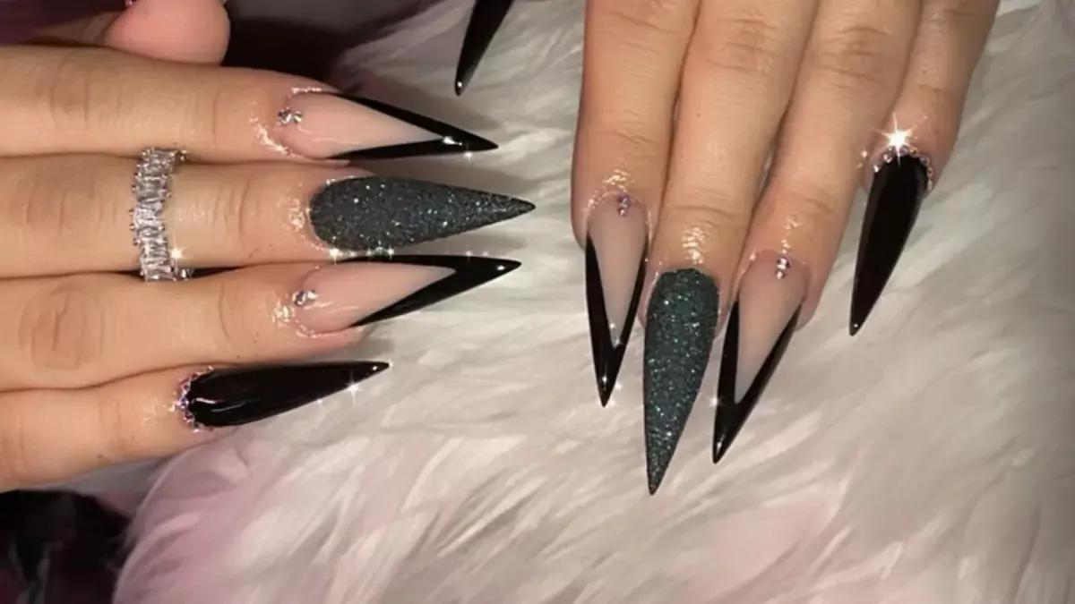 O clássico nunca sai de moda! Unhas pretas para um toque de sofisticação em qualquer ocasião.