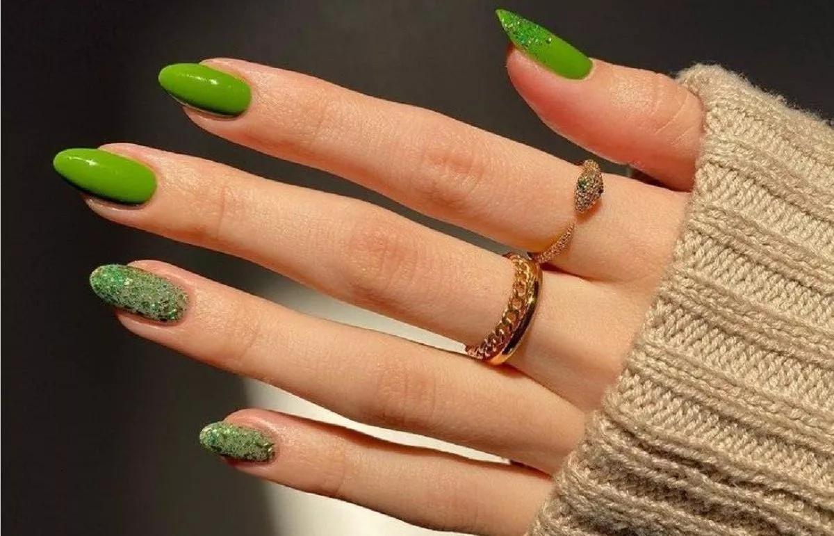 Unhas com texturas foscas e brilhantes trazem um contraste estiloso e moderno. Ideal para mostrar seu apoio ao Brasil com elegância