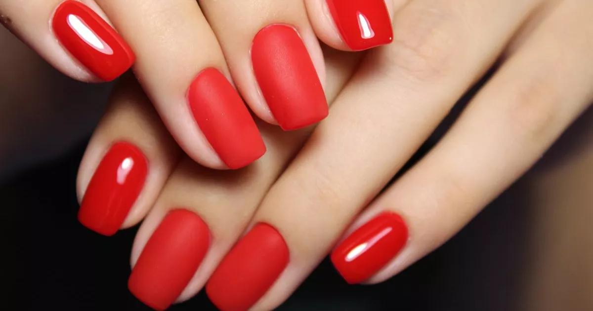 Sinto-me poderosa e elegante com minhas unhas vermelhas.