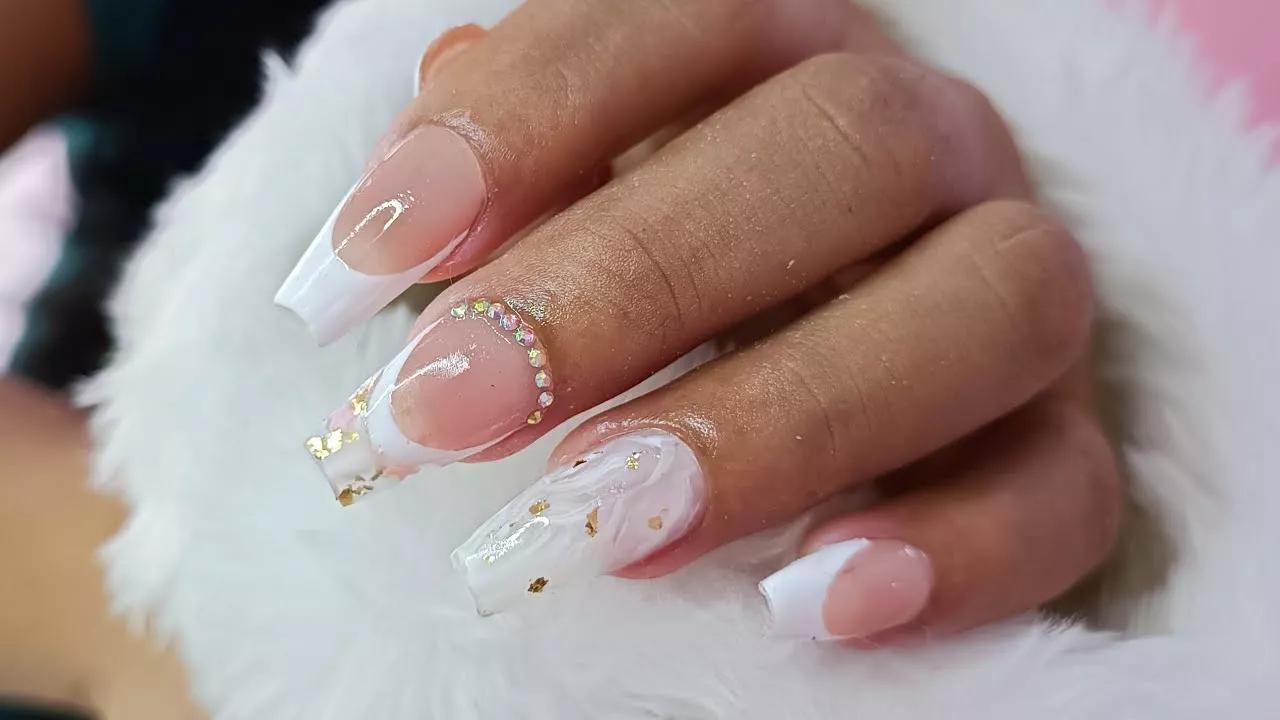 Transformação instantânea! Unhas postiças decoradas para um look fabuloso sem esforço.