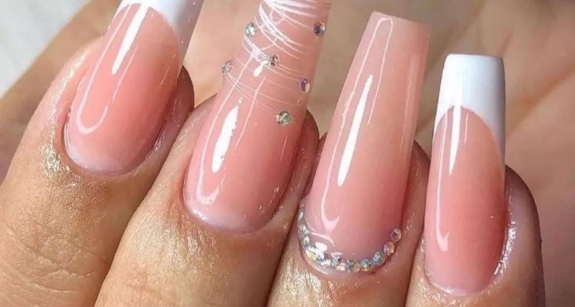 Um toque de sofisticação para as minhas mãos. Amo como as unhas simples, mas bem cuidadas, podem transformar qualquer look. #unhassimples #elegancia #manicure"