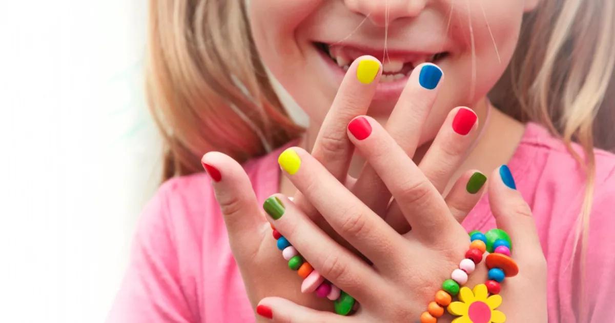 Unhas da minha pequena fashionista! Toda colorida e cheia de alegria!