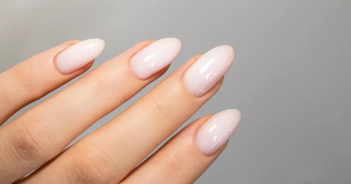 Delicadeza em cada detalhe! Unhas amendoadas combinam sofisticação e feminilidade, perfeitas para um look elegante e suave.