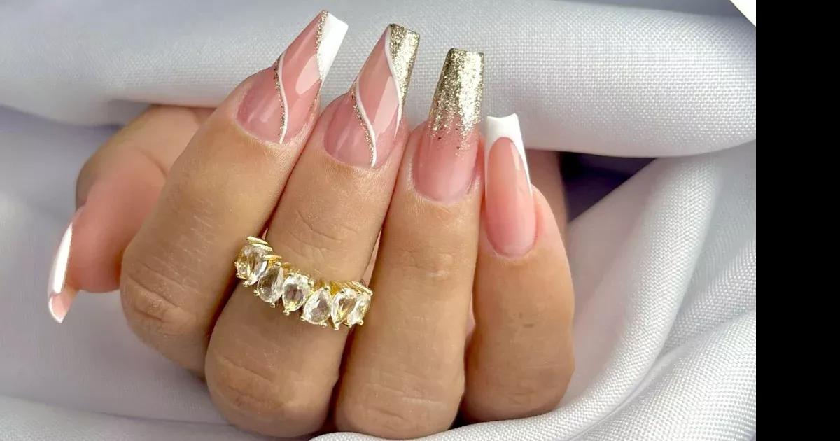 Elegância que dança nas pontas dos dedos! Unhas bailarina combinam a sofisticação do formato stiletto com a praticidade do quadrado, perfeitas para quem busca um estilo único.