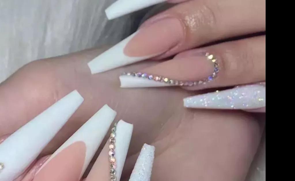 Clássico que nunca sai de moda: unhas brancas para um look impecável.