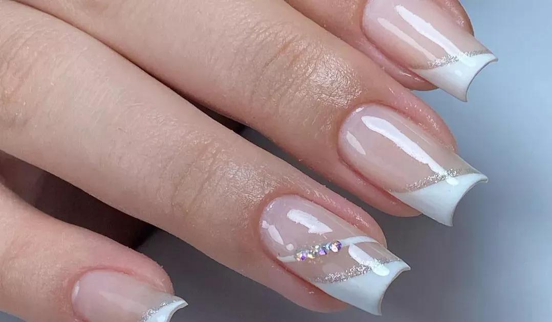 Elegância pura! Essas unhas brancas com detalhes delicados são o complemento perfeito para qualquer look, adicionando um toque de sofisticação sutil.