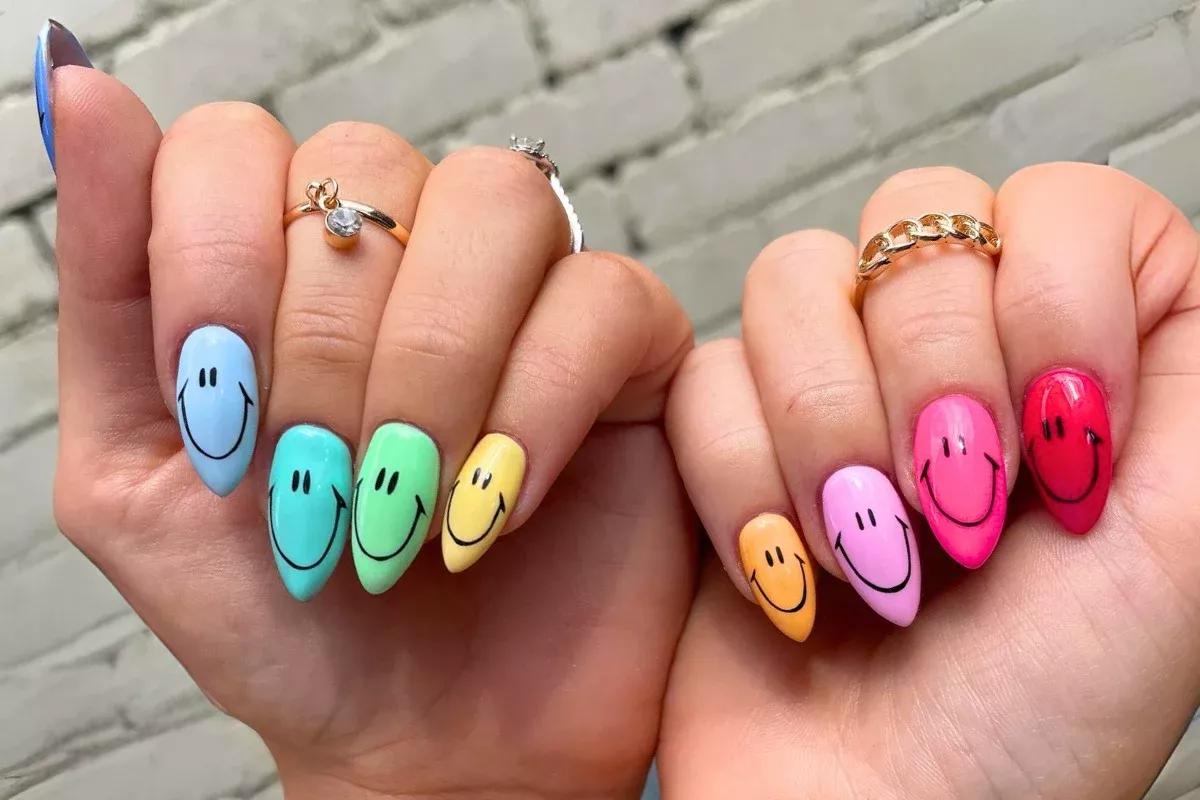 Mãozinha feliz com as unhas novas!