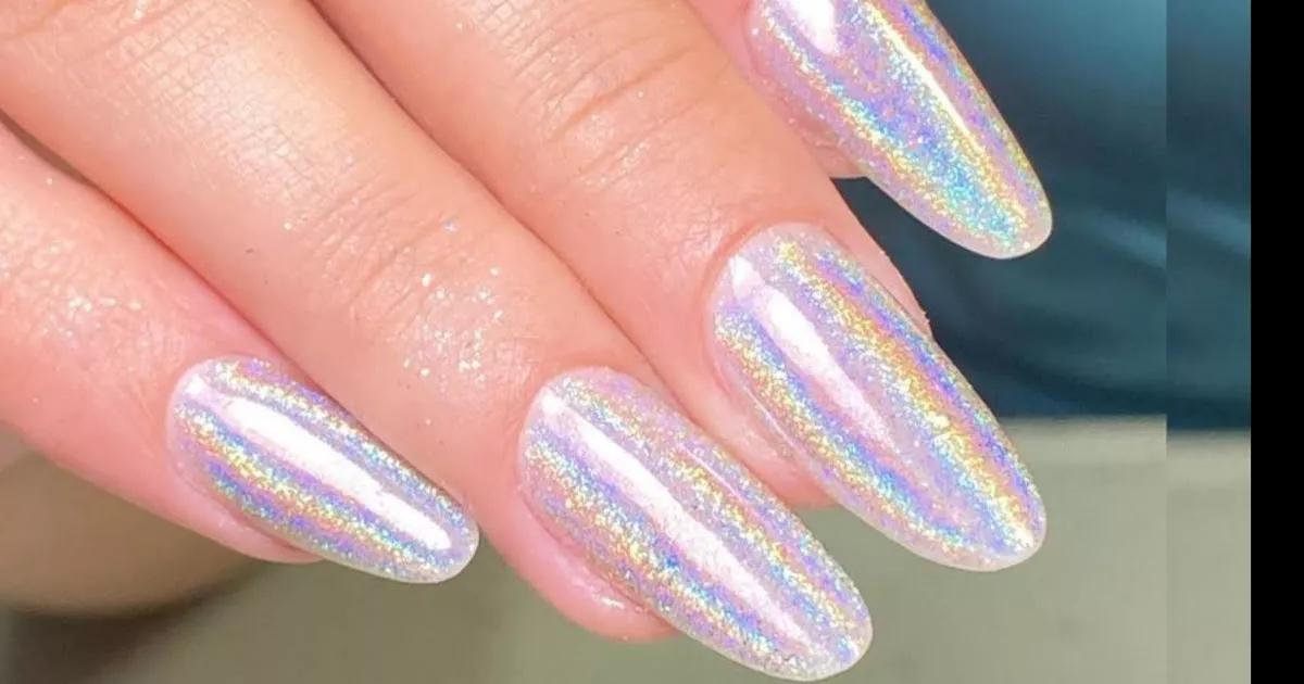 As unhas com efeito cromado são perfeitas para quem quer arrasar com um visual moderno e sofisticado.