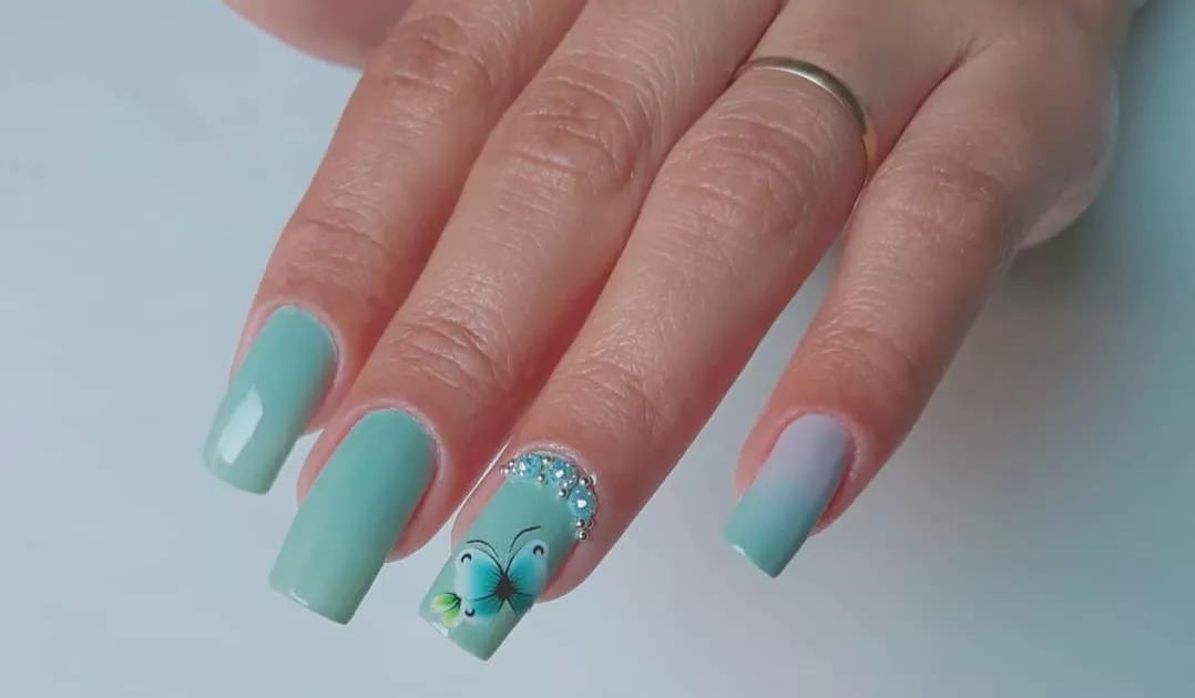 Unhas feitas com muito carinho para começar a semana com o pé direito!