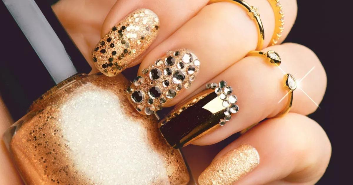 Brilhando mais que as estrelas! Unhas com pedrarias para um toque de luxo no dia a dia.