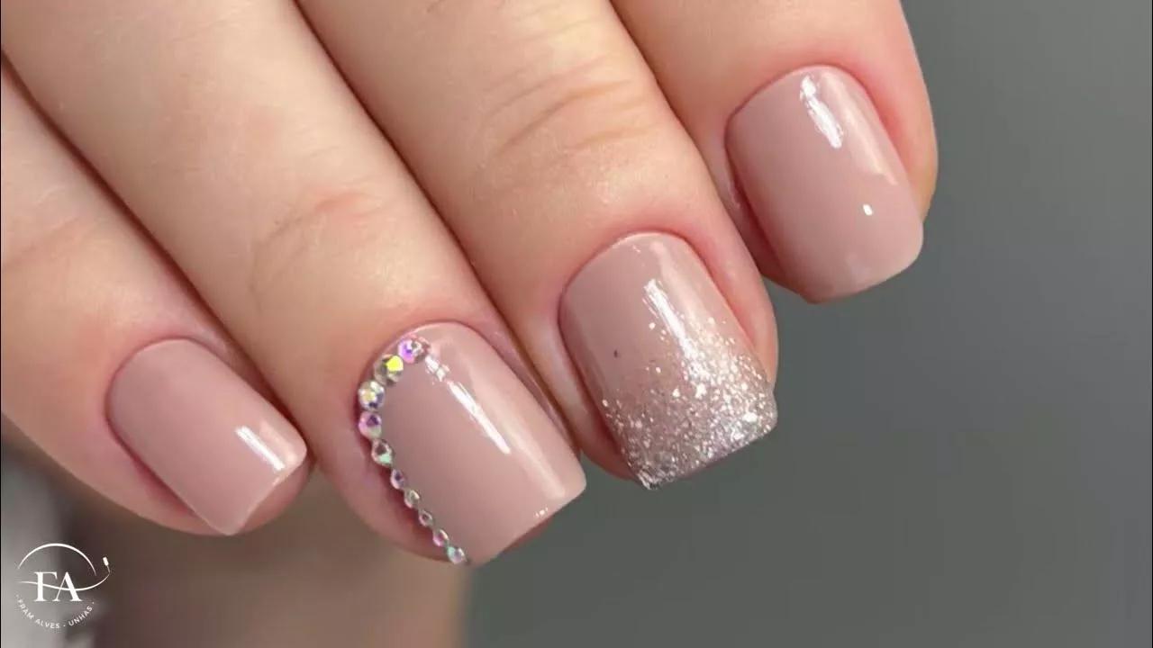 Luxo ao alcance das mãos! Unhas decoradas com pedrarias e strass para um brilho que não passa despercebido. 