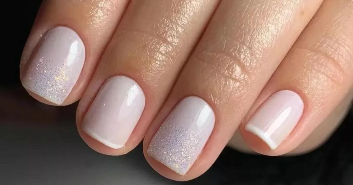 Unhas curtinhas, mas com muito estilo! As cores vibrantes deixam tudo mais divertido.